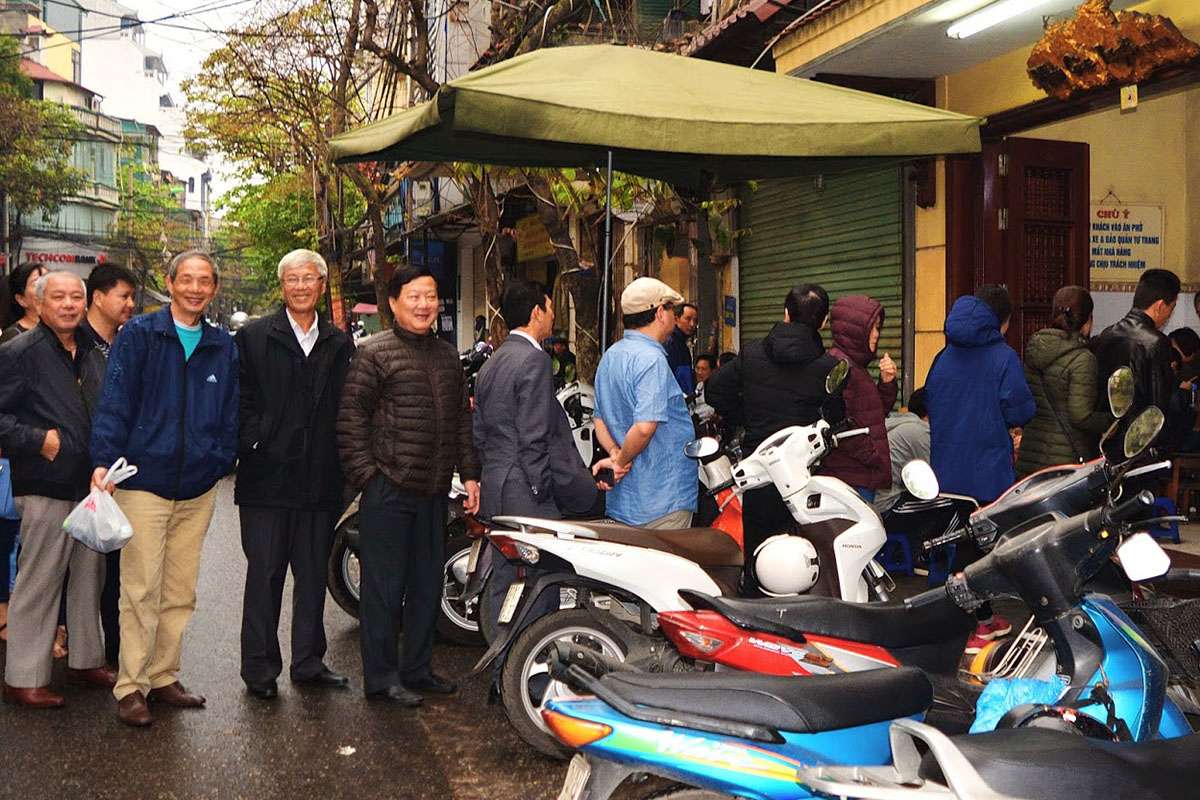 line-up-to-buy-bat-dan-pho-best-food-in-hanoi-old-quarter