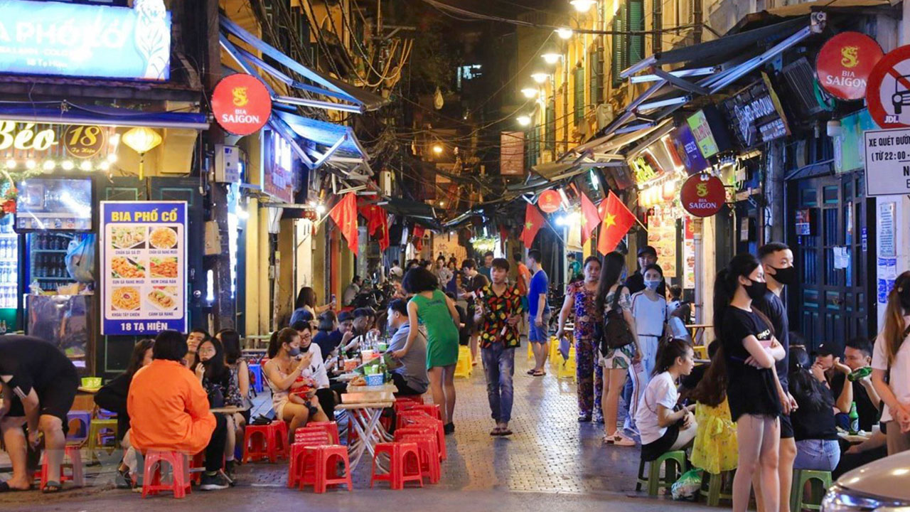 Eat and- drink at Hanoi Old Quarter night market